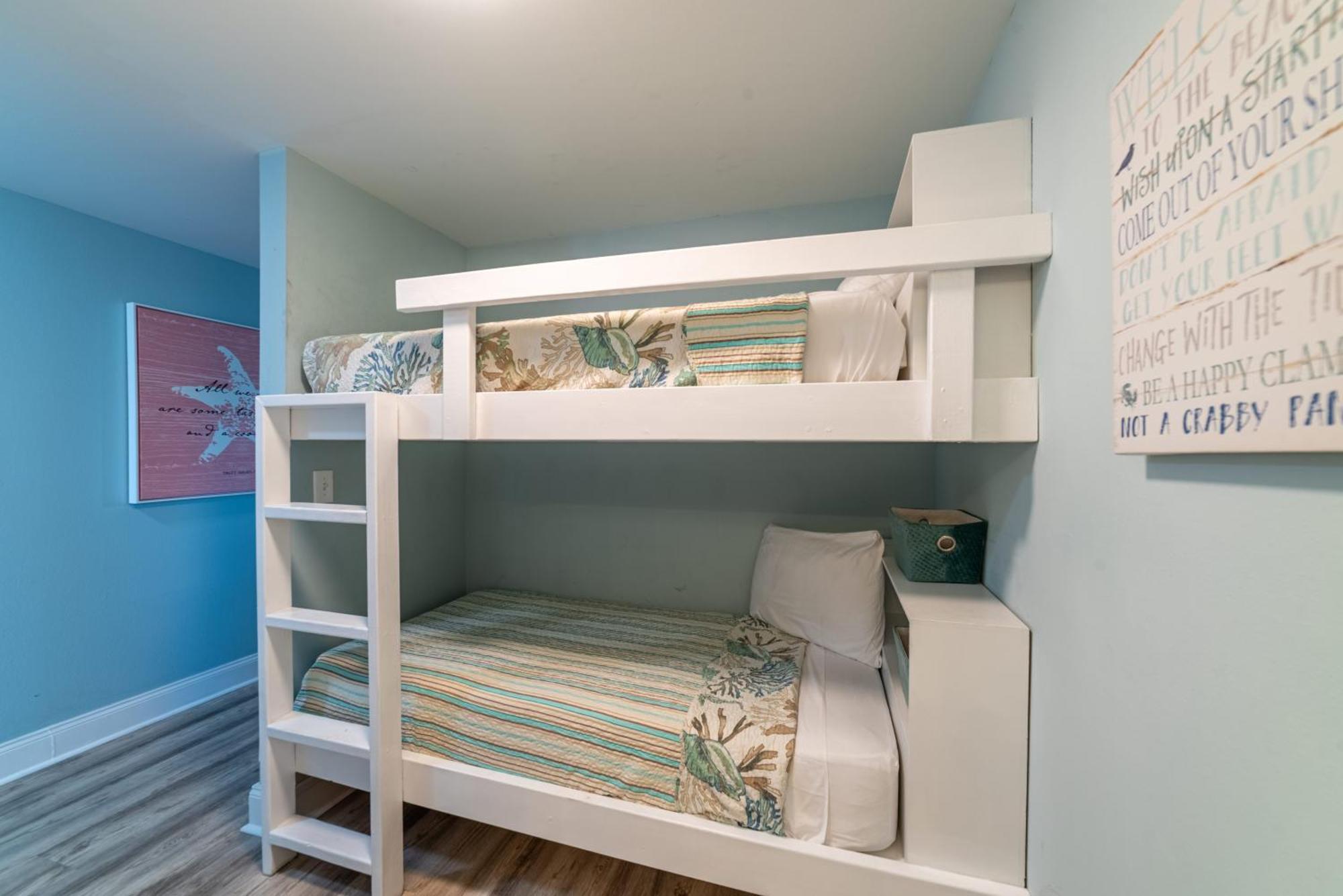 Laketown Wharf 816 'tasty Waves Pcb' Holiday home *